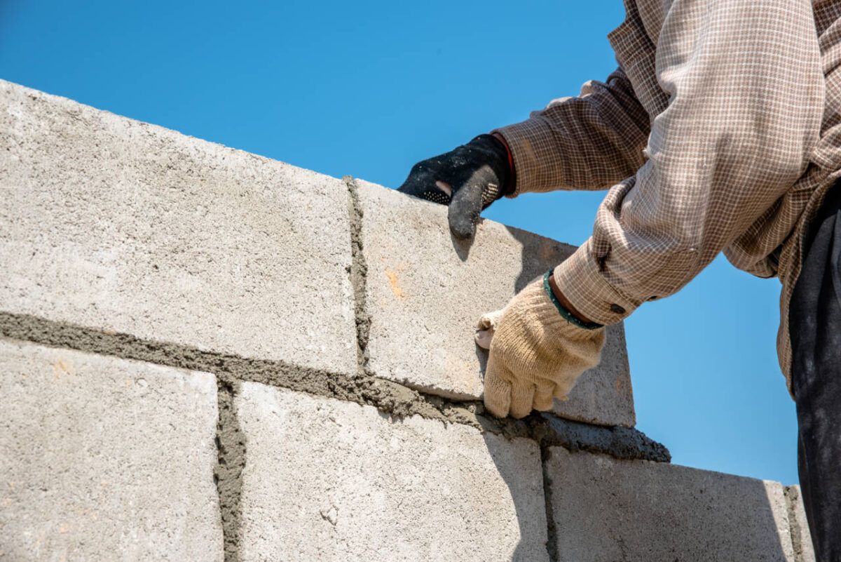 Construção de blocos e vigas de concreto com mão de obra especializada