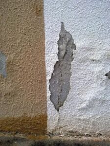 Apareceu uma infiltração na parede? Temos 4 dicas para resolver este ...
